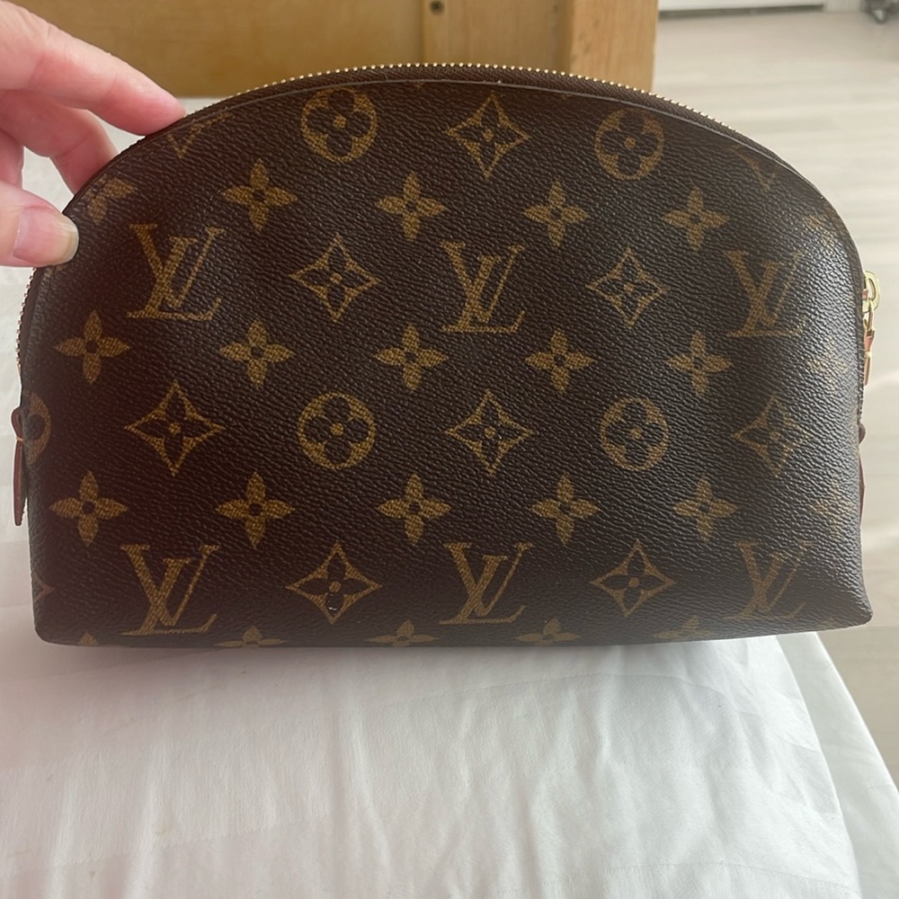 Louis Vuitton cosmetic bag authentic preowned.Minimal wear. 9X6